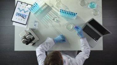 Laboratorian iki kimyasal maddeler karıştırılarak renksiz tabak, birleştirme
