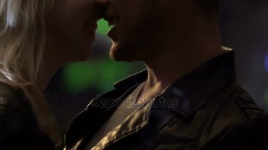 Gece kulübünde, rahat ilişki çekici adamla flört kolay erdem kadın