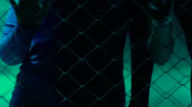 Kalabalık eğlenceli seductively dans gece kulübü göstermek, çekici kız go go