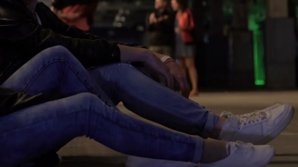 Pernas de amigos sentados no chão cansado após a festa no clube, estilo de vida nocturno — Vídeo de Stock