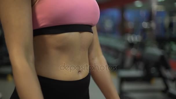 Horní část těla sportovní dívky současně zvedání činek, cvičení v tělocvičně — Stock video
