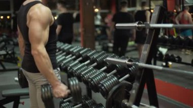 Alternatif olarak ağır halter kaldırma yığını içinde jimnastik salonu, vücut geliştirme