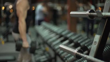 Alternatif Asansör-ups içinde jimnastik salonu, halter dumbell ile yapan uygun adam