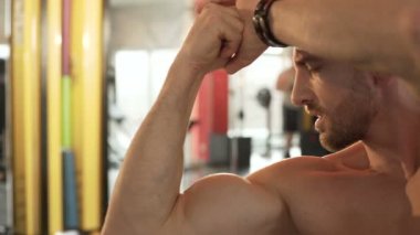 Erkek spor salonunda açık Çift Kişilik pazı yapıyor kasları gelişmiş poz hayran uygun