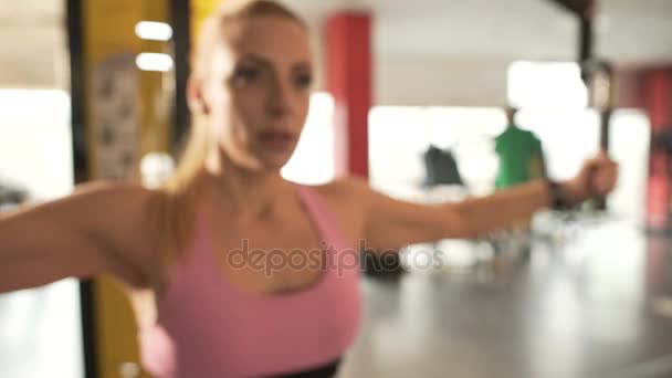 Γυναίκα κάνει θωρακικά πετούν άσκηση στο γυμναστήριο, η σωστή τεχνική αναπνοή — Αρχείο Βίντεο