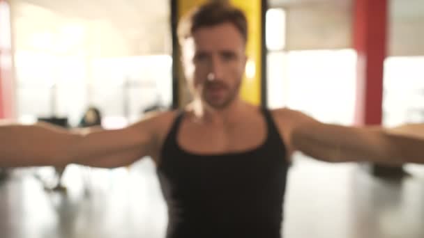 Hane med högt utvecklade muskler gör bröst flyga träning i snabb takt i gymmet — Stockvideo