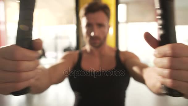 Självsäker man gör bröstet flyga träningspass i gymmet, bodybuilder som utövar — Stockvideo