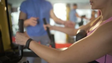 Spor hocası kadın spor salonunda egzersiz, motivasyon yapmaya devam etmek için teşvik