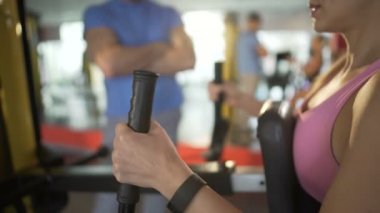 Kişisel antrenör spor, sağlıklı bir yaşam tarzı olarak çalışma sırasında kadına tavsiye veren