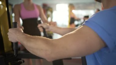 Kadın Koç spor salonunda egzersiz ve şekil erkek istemciye teşvik etmek