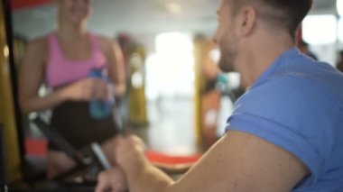 Spor salonunda, kupa, birleştirici spor tanımak iki çekici insan flört