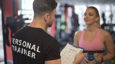 Eğitim programı geliştirme ve onun istemciye açıklayan kişisel antrenör
