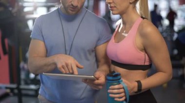 Gelecekteki zindelik amaç tanımlama salonunda egzersiz planı tartışmaya sağlıklı Çift