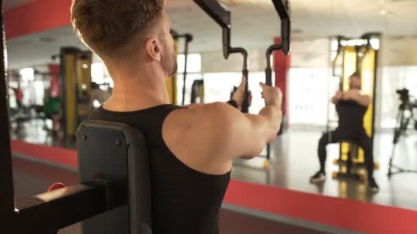 Sinek göğüs makinede egzersiz erkek istenilen sonucu elde etmek için çaba — Stok video