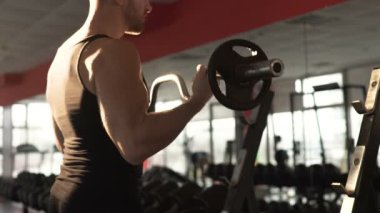 Yansıma seyir spor salonunda, kas pompalama çekici ve kendine güvenen adam