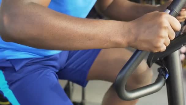 Homme athlétique en vélo stationnaire dans le club de fitness, sport et santé — Video