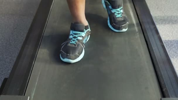 Rehabilitasi, Afrika-Amerika senior berjalan di atas treadmill di gym — Stok Video