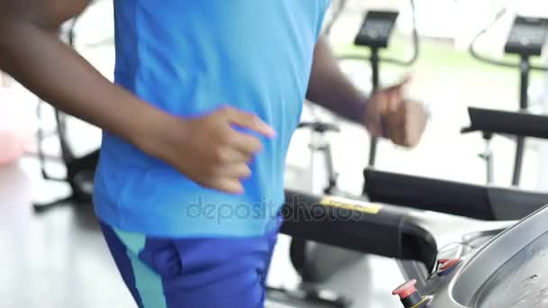 Спортсмен біжить на біговій доріжці в спортзалі, активний спосіб життя і спорт — стокове відео