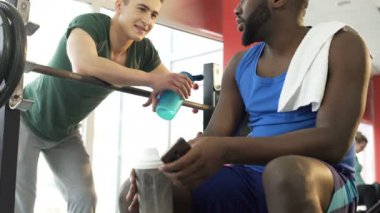 Spor salonunda flört ve su dengesi, spor tutmak iki çok ırklı erkek