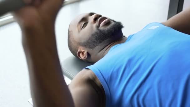 Starkt motiverad Afro-American man lyfta barbell med ansträngning, sport — Stockvideo