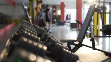 Spor salonunda, ağır dumbbells ile egzersiz erkekler güçlü kas organları bina