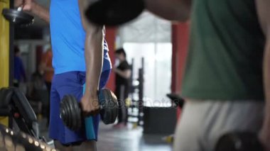 Birlikte çalışma dışarı, zinde ve sağlıklı, fitness olmak için spor salonunda eğitim güçlü adamlar