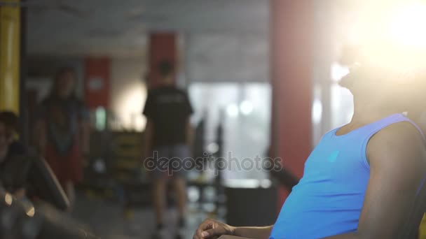 Hombre afroamericano guapo cansado después de un entrenamiento activo en el gimnasio, estilo de vida — Vídeos de Stock