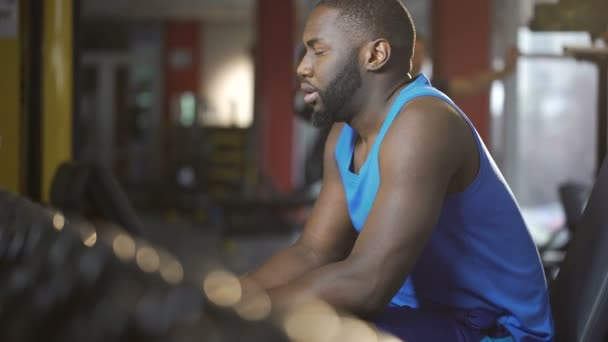 Actieve man uitgeput na training in de fitnessruimte, het afvegen van zweet met handdoek, fitness — Stockvideo