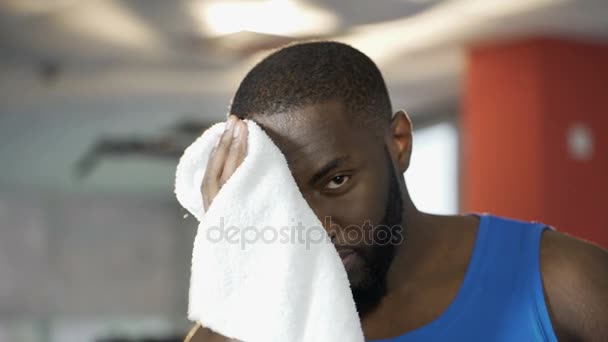 Atraente cara limpando masculino com toalha, olhando sedutoramente para a câmera, flerte — Vídeo de Stock