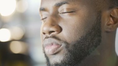 Ciddi düşünceli Afro-Amerikan man geleceğe, yüz yakın çekim arıyorum