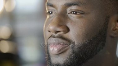 Mutlu Afrika kökenli Amerikalı adam sağlıklı beyaz gülümseme, yüz yakın çekim ile parlayan