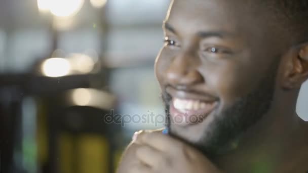 Feliz hombre guapo sonriendo, tocando la barba, satisfecho con los servicios de barbería — Vídeo de stock