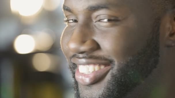 Sano sorriso bianco di eccitato uomo afroamericano guardando nella fotocamera, primo piano — Video Stock