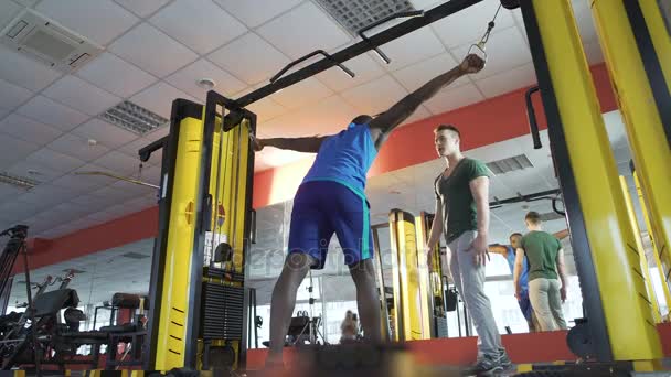 Vänner träning i gymmet tillsammans, vilket ger hög fem efter träningspass, gym — Stockvideo