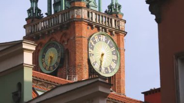 Sofistike eski mimari ve Gdansk ana Belediye kulenin süslü masa saati