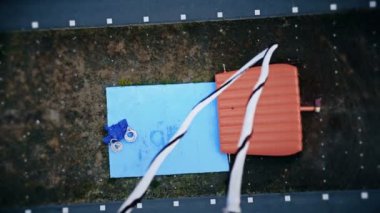 POV mücadele bungee-jumping platformdan aşağı bakıyor korkmuş insan korku