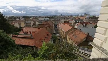 Çatıları ve güzel Zagreb şehrin dar sokaklarında üzerinde nefes kesen manzarası