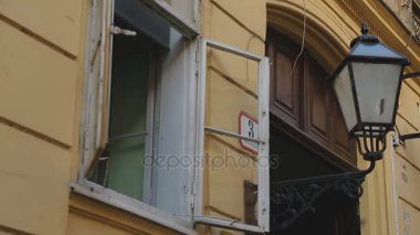 Eski bina açık pencere ve sokak lambası, misafirperverliği ve amity görüntüleme