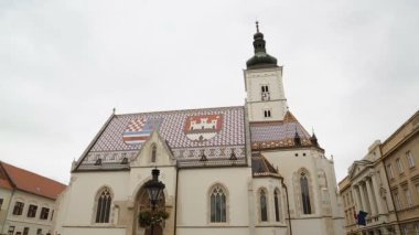 Zagreb, Hırvatistan - yaklaşık Ağustos 2014: Gezi şehrin. Saint Mark's meydanından üzerinde yürüyüş ve turistik çekim turist grup