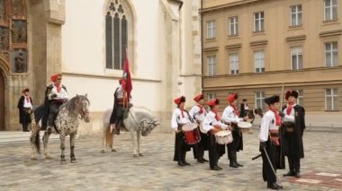 Zagreb, Hırvatistan - yaklaşık Ağustos 2014: Gezi şehrin. Zagreb, kravat alayı, Muhafız onur, geçmiş performans canlandırma