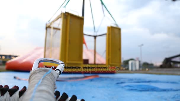 Wind bewegende Bungee-Jumping-Plattform im verlassenen Freizeitpark, Nebensaison — Stockvideo