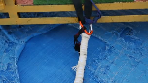Φοβισμένος άνθρωπος σε εξοπλισμό bungee jumping στέκεται στην πλατφόρμα, καταπολέμηση του φόβου — Αρχείο Βίντεο