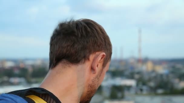 Extrém fiatalember arra készül, hogy ugorj le a hatalmas magasságokba, bungee jumping — Stock videók