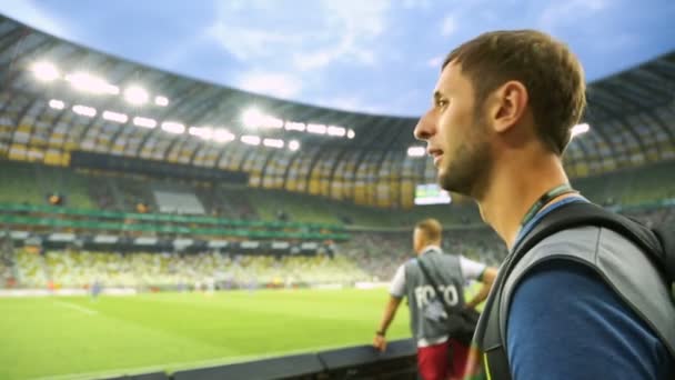 Mannelijke fan kijken voetbalwedstrijd van tribune stadium, steunt nationale team — Stockvideo