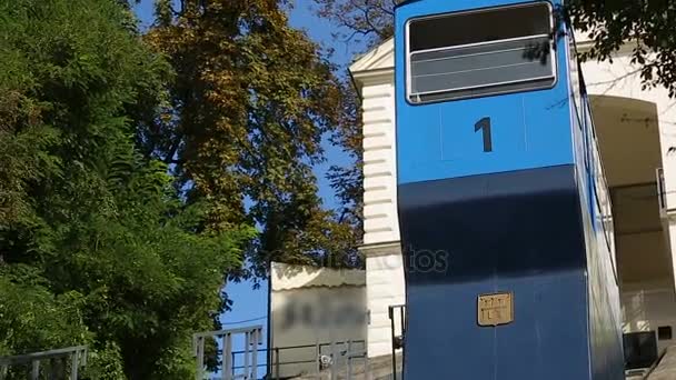 Dos cabañas móviles de Zagreb funicular, transporte público, famosa atracción — Vídeo de stock