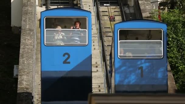 Zagreb, Kroatien - ca. August 2014: Sightseeing in der Stadt. Touristen fahren Seilbahn und fotografieren Sehenswürdigkeiten, Sightseeing in Zagreb — Stockvideo