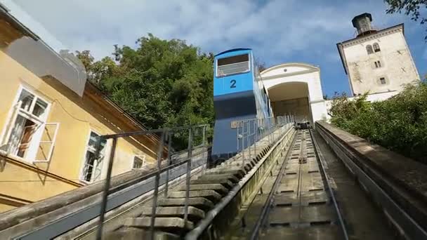 Punto de vista de la persona que monta funicular Zagreb y disfruta de viaje, transporte — Vídeo de stock