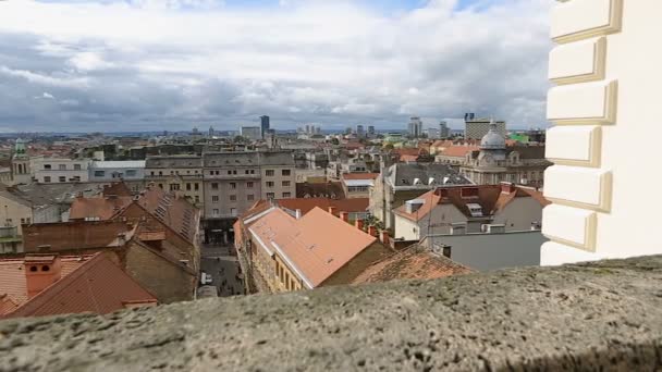 Человек турист наслаждается захватывающим городским пейзажем, мужчина смотрит на крыши города — стоковое видео