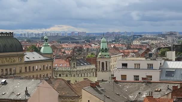 Panorama z úžasné historické budovy v Záhřebu shora, zobrazit na střechách — Stock video