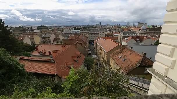 Vista mozzafiato sui tetti e le stradine della bellissima città di Zagabria — Video Stock